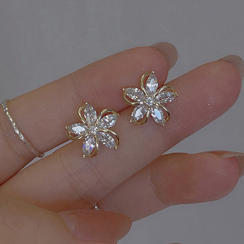 Pendientes delicados de flores - Conch Earring Hoop reseña y precio